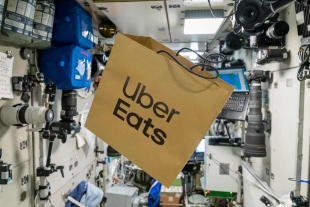 ¡Histórico! Uber Eats realiza la primera entrega de alimentos en el espacio