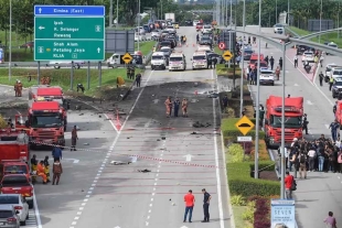 Jet privado se estrella en autopista de Malasia; hay 10 muertos