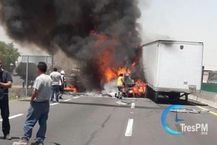 Choque de trailers en Ecatepec deja un muerto