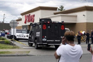 Tiroteo en supermercado en NY deja al menos 10 muertos