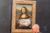 Desconocido lanza “pastelazo” a la Mona Lisa