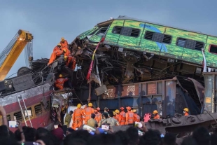 Restablecen la circulación de trenes en la zona del accidente con 275 muertos en India