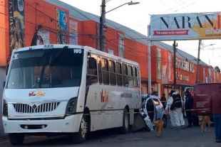 Taxi se impacta contra un camión y mueren dos en San Mateo Atenco