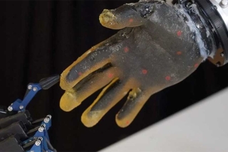 Crean una piel artificial para nuevos robots con sensibilidad tactil