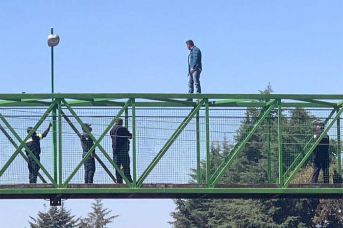 Bomberos y policías salvan a joven del suicidio en Metepec