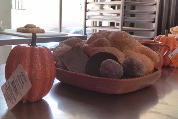 Personas con capacidades diferentes participan en la Feria del Pan de Muerto y Chocolate en Toluca