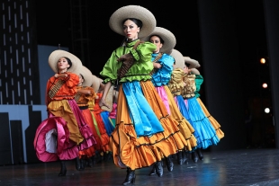 Elisa Carrillo anuncia festival “Danzatlán 2020” en línea