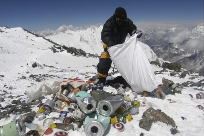 Recogen tres toneladas de basura en el Everest