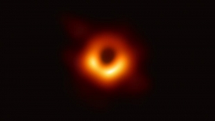 Primer fotografía de un agujero negro en la historia de la humanidad