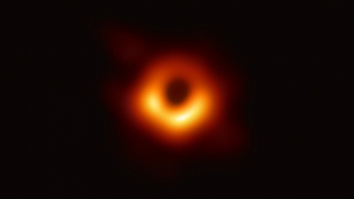 Primer fotografía de un agujero negro en la historia de la humanidad