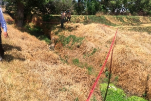 Localizan el cuerpo de una mujer en canal de aguas negras en Xonacatlán