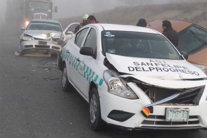 Tres heridos y seis vehículos dañados en accidente por neblina