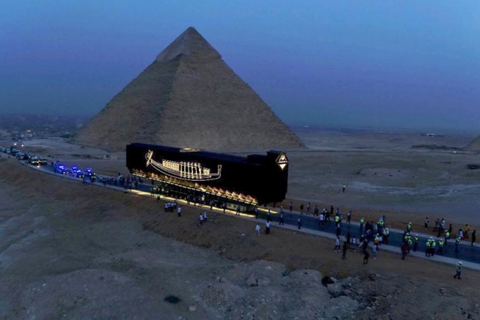 Trasladan barca solar del faraón Keops al nuevo Gran Museo de Egipto