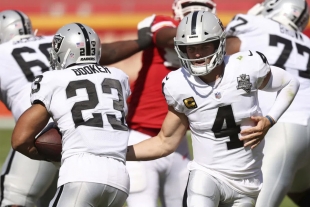 Raiders le quita invicto de once meses a Kansas City