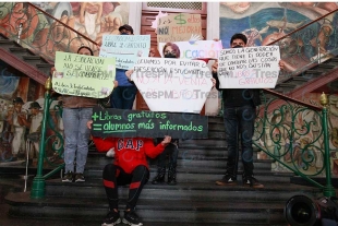 Estudiantes Clausuran simbólicamente librería de la UAEMéx