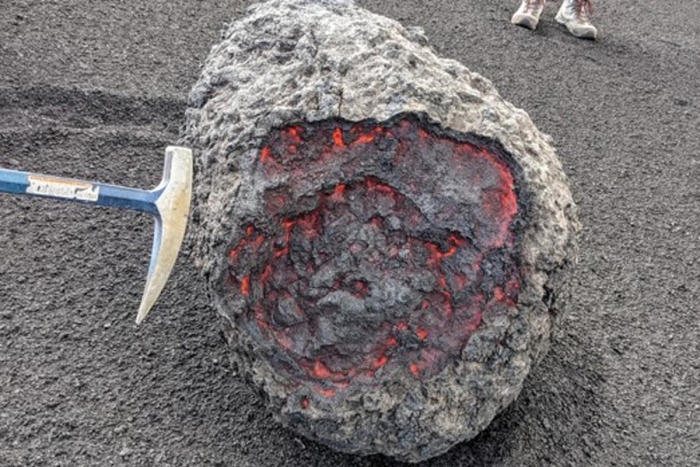 Volcán de La Palma expulsa  bombas de lava
