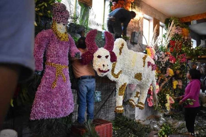 Miles de flores decoran a la iglesia de Santa Ana Ixtlahuatzingo en Tenancingo