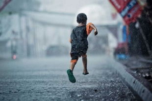 ¿Es mejor caminar o correr bajo la lluvia?