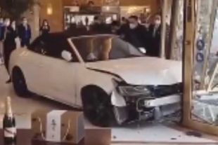 Un hombre enojado estrella su automóvil contra un hotel en Shanghái