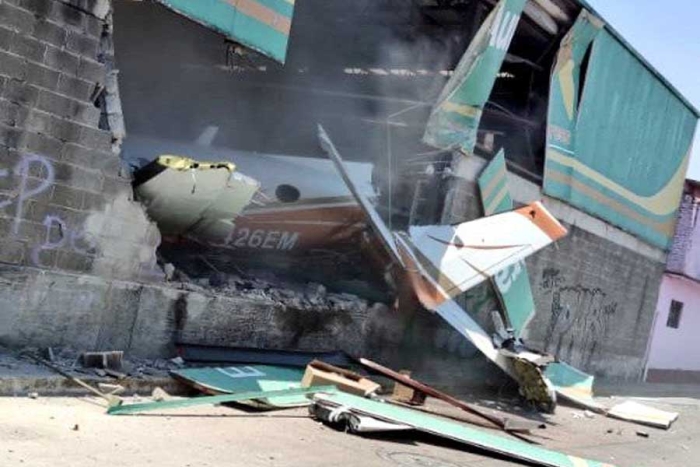 Se desploma avioneta en mercado de autoservicio en Temixco Morelos