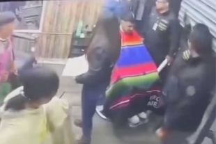 En el video se observa como uno de los agentes tiene en su mano un envoltorio