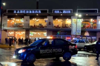 Balean a hombre y menor dentro de restaurante en Toluca