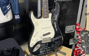 Rota pero muy valiosa; guitarra destrozada por Kurt Cobain fue subastada en 600 mil dólares