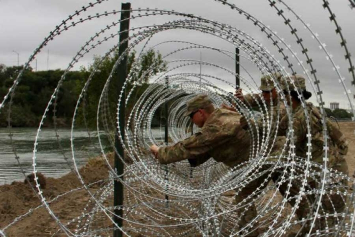 Texas demanda al gobierno de Biden por cortar púas en frontera con México