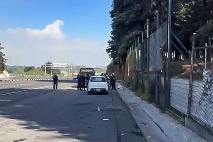 La víctima vestía playera y tenis negros, además de un pantalón de mezclilla azul.
