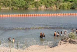 Un tribunal de apelaciones permite a Texas mantener boyas antimigrantes