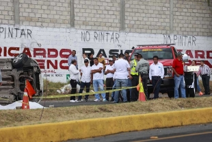 El chofer habría salido proyectado de la unidad quedando tendido sobre el asfalto