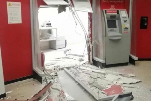 Retiran dinero con todo y cajeros en centro comercial de Coacalco