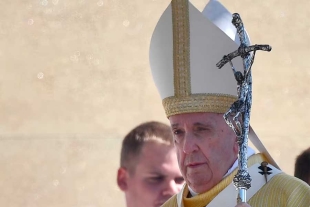 El Vaticano confirmó también que el papa tenía antecedentes de insufieincia respiratoria aguda que fue causada por la neumonía bilateral que presentó en febrero, así como por una bronquiectasias múltiples, hipertensión arterial y diabetes II. 