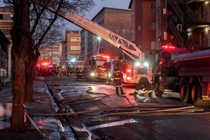 Incendio en edificio deja al menos 73 muertos en Johannesburgo