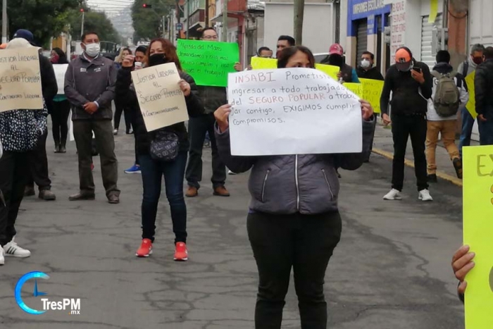 Trabajadores del sector salud se manifiestan por reincorporación al INSABI