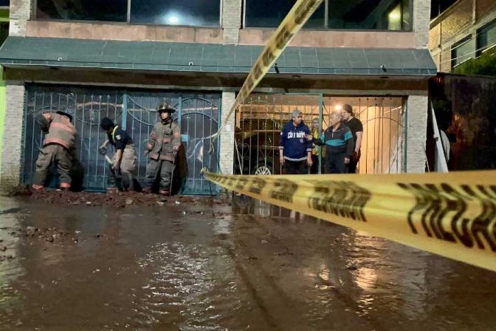 Megafuga de agua inunda decenas de casas en Ecatepec por falla en el Cutzamala