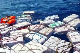 Policía de Italia halla 2 toneladas de cocaína flotando en el mar