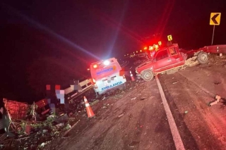Muere menor en choque entre tráiler y camioneta en la Atlacomulco–Maravatío