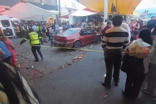 Se queda sin frenos y atropella a gente en tianguis de Ocoyoacac