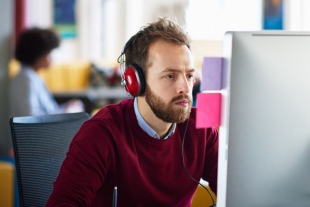 ¿Escuchar música en la oficina concentra o distrae?