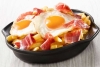 Prepara deliciosos huevos rotos con jamón español