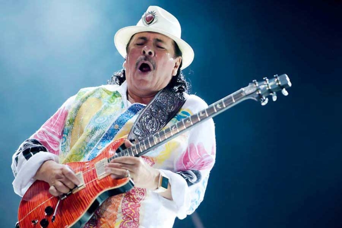Carlos Santana se desmayó en un concierto por agotamiento debido al calor