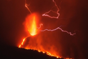 ¿Qué causa los rayos que han atravesado al volcán de La Palma?