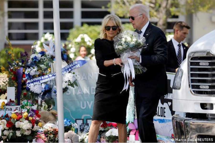 Biden visita el memorial de las víctimas del colegio de Texas