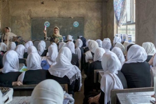 Reabren universidades en Afganistán, permitiendo el acceso a las mujeres