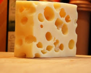 ¿Por qué algunos quesos tienen agujeros?