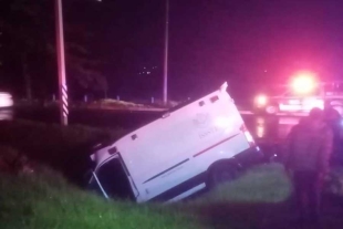 Operador pierde el control de ambulancia y se sale de la carretera en Ixtlahuaca