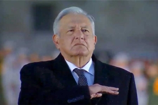 Iza AMLO la bandera a media asta por víctimas de sismos de 1985 y de 2017