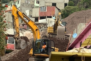 Inicia demolición de casas afectadas por derrumbe del cerro del Chiquihuite