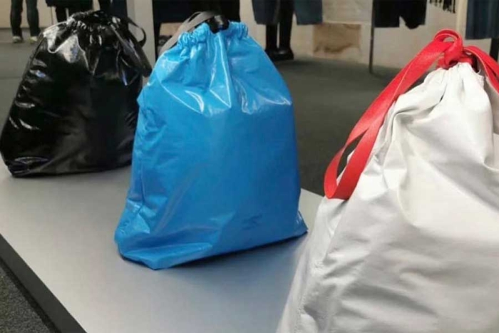 ¡Balenciaga lo hace de nuevo! vende “bolsa de basura” en 36 mil pesos